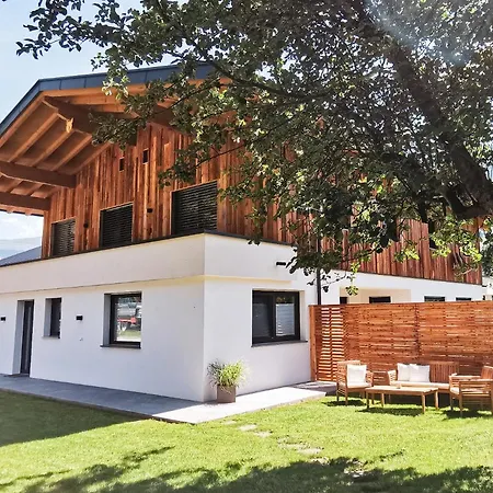 Pair Im Dorf Schwendau