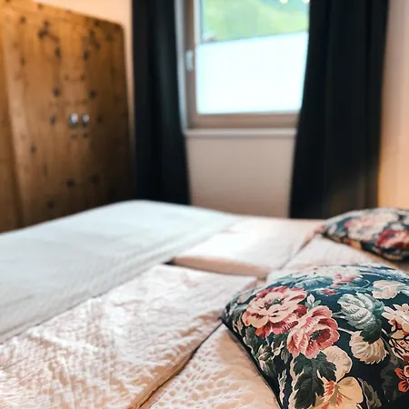 Pair Im Dorf Schwendau